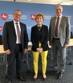 Gruppenbild Oberstaatsanwalt Laue, Justizministerin Havliza, Generalstaatsanwalt Rust