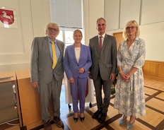 von links nach rechts: Herr LOStA a.D. Dirk Amthauer, Frau Justizministerin Kathrin Wahlmann, Herr GenStA Detlev Rust, Frau LOStA' in Claudia Becker- Kunze